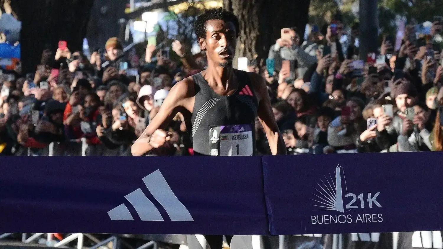 Yomif Kejelcha, ganador en Capital.