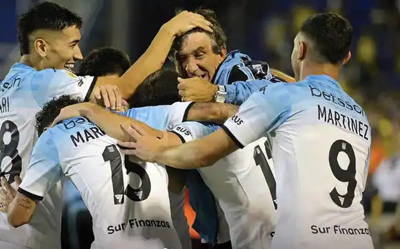 Racing quiere ponerse a tiro de Vélez y se mide ante un irregular Estudiantes en Avellaneda