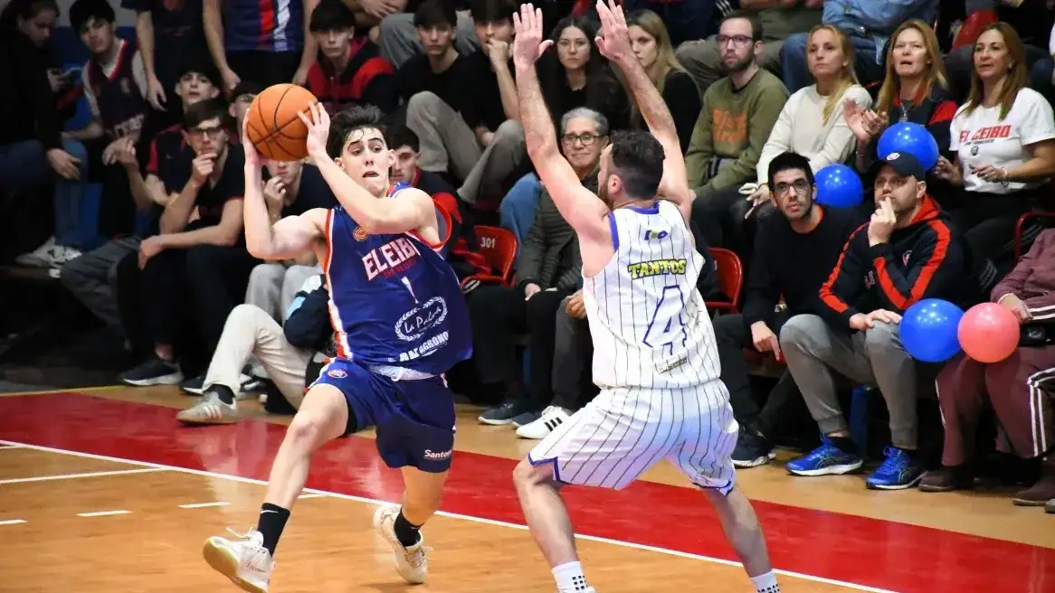 Tantos le corta línea de pase a Matteo Blengini. (Foto prensa El Ceibo).