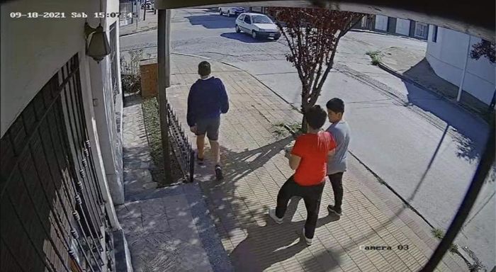 Grafitearon las paredes de una vivienda y quedaron registrados en las cámaras de seguridad