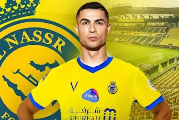 Cristiano Ronaldo a una firma del Al-Nassr