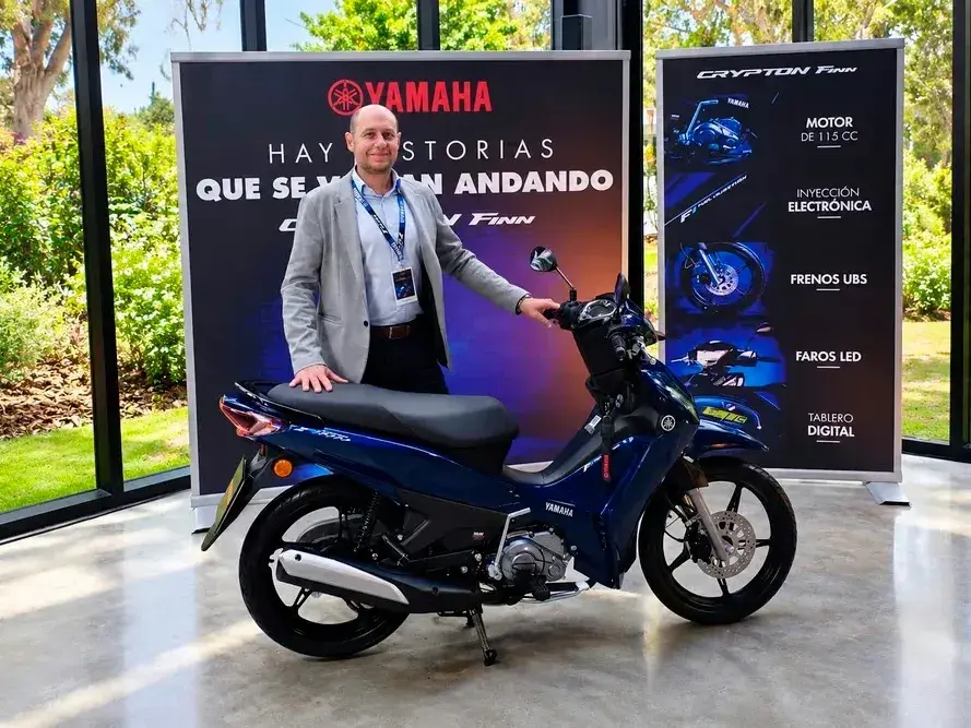 Diego Daniel Cammisa, presidente de Yamaha Motor Argentina, con la nueva Crypton Finn.