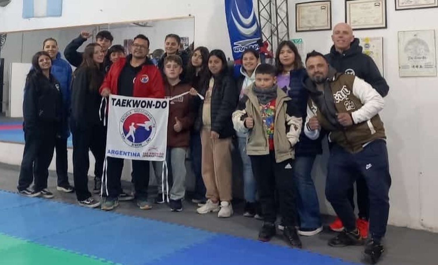 La delegación de la Escuela Necochense de Taekwon-Do presente en Avellaneda