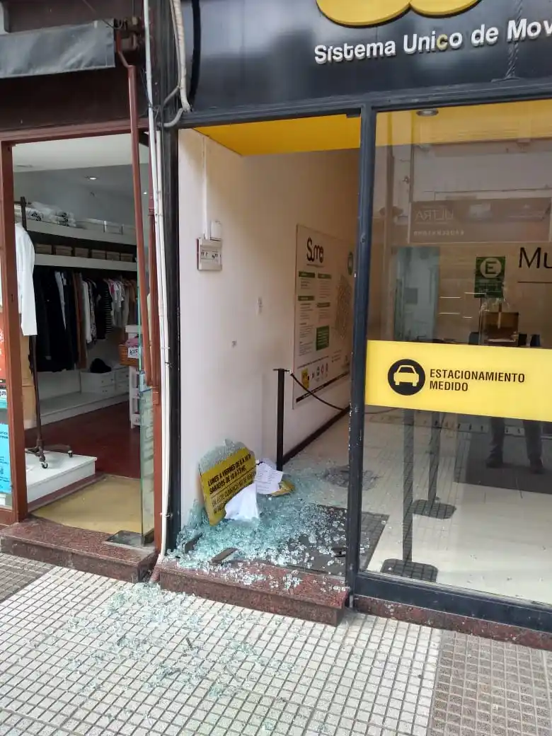 Le hicieron una multa por estar mal estacionado, fue a reclamar y rompió el vidrio de SUMO