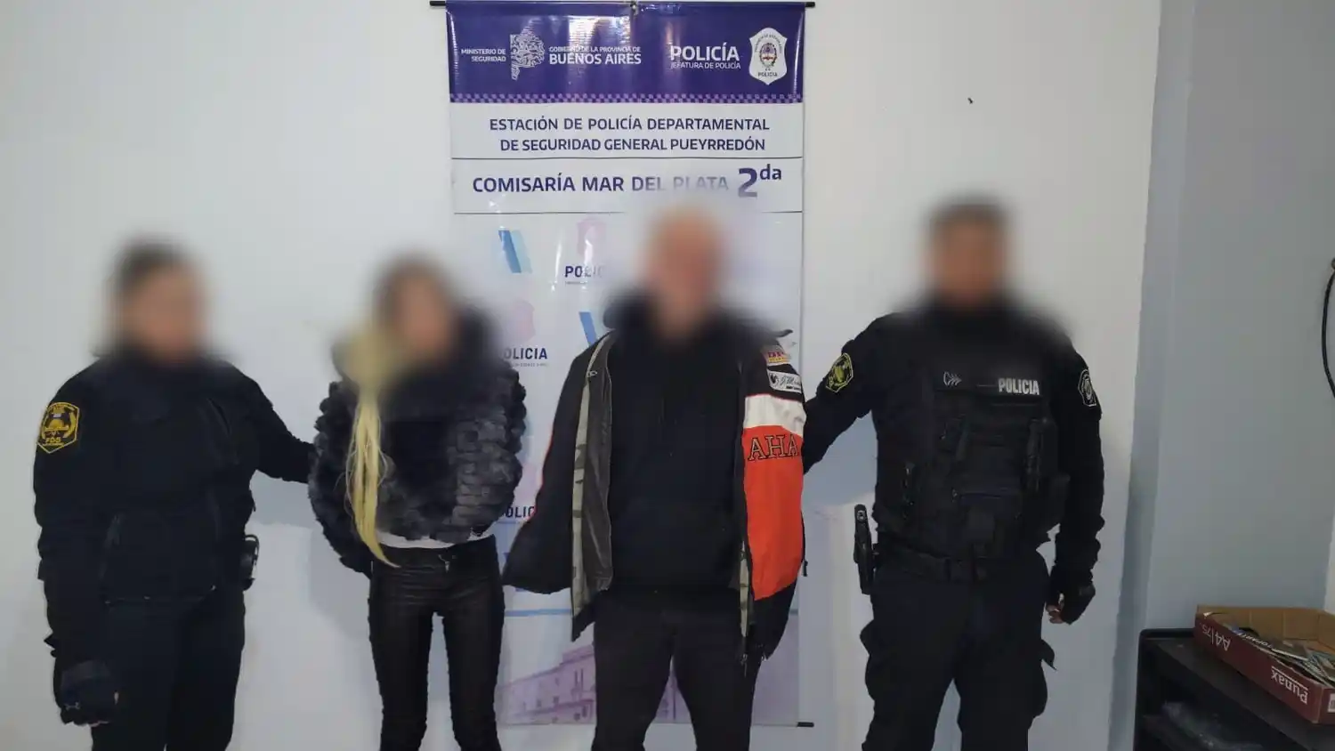 Una empleada del hotel relató a los agentes que la mujer había dañado dos paneles de vidrio de la puerta de ingreso antes de retirarse.