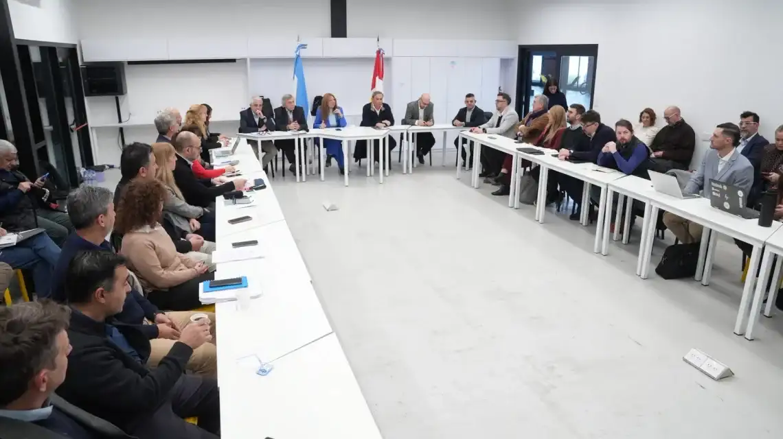 Durante la convocatoria, las provincias junto al Consejo Asesor del Observatorio firmaron el Compromiso de la Región Centro para el Uso Ético y Responsable de la Inteligencia Artificial.