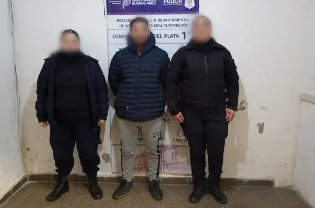 Al momento de la identificación, el motociclista exhibió una licencia de conducir que, tras las verificaciones correspondientes, resultó ser falsa.
