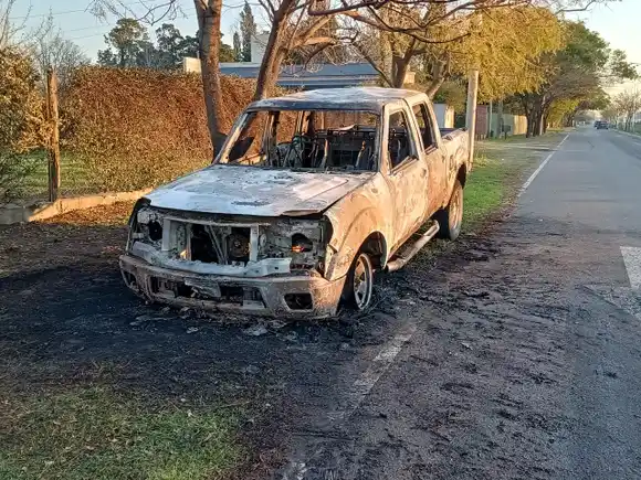 Una camioneta quedó consumida por el fuego en la calle Colectora del Sur de la ciudad