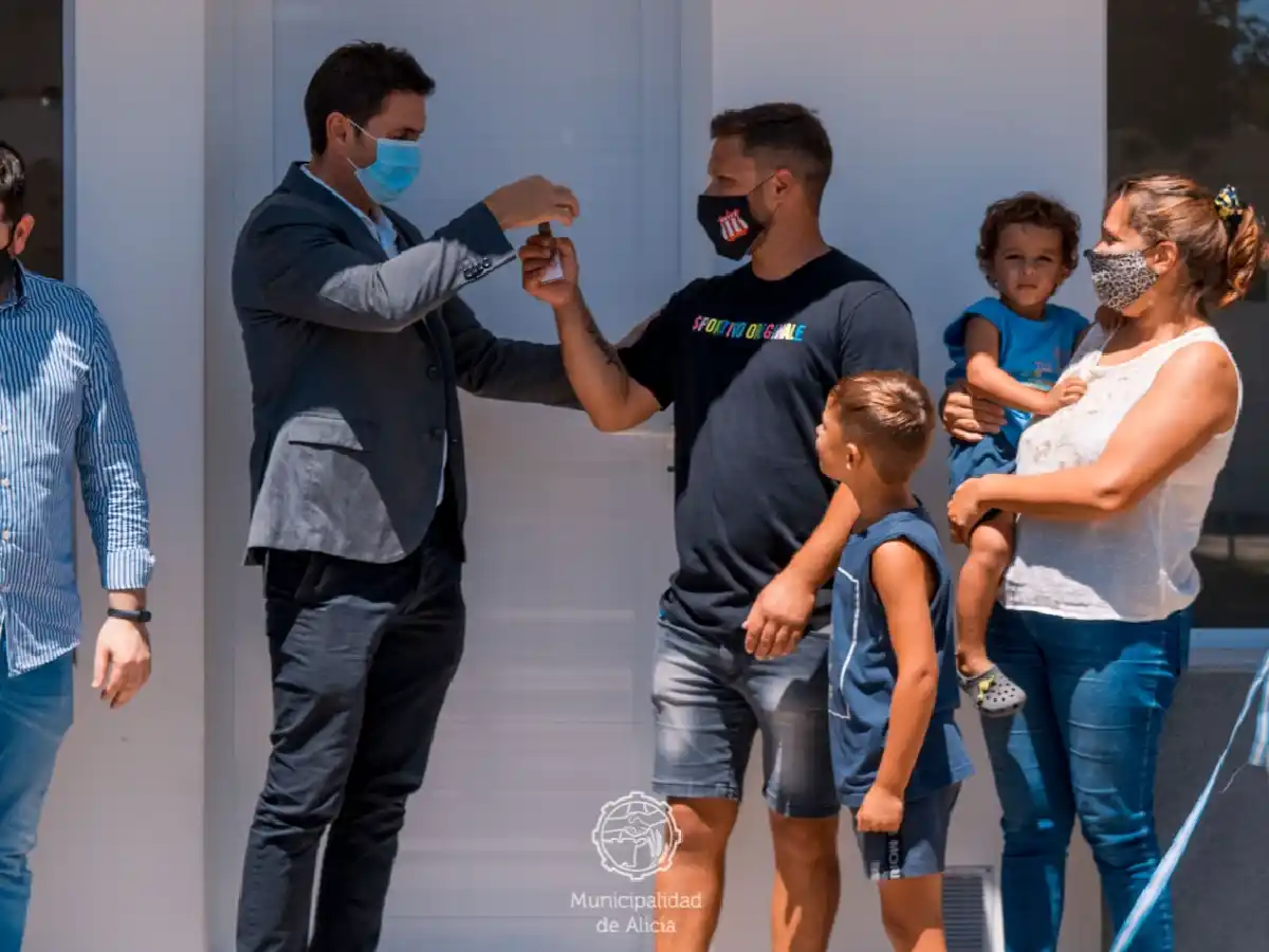 Alicia entregó la vivienda número 55   