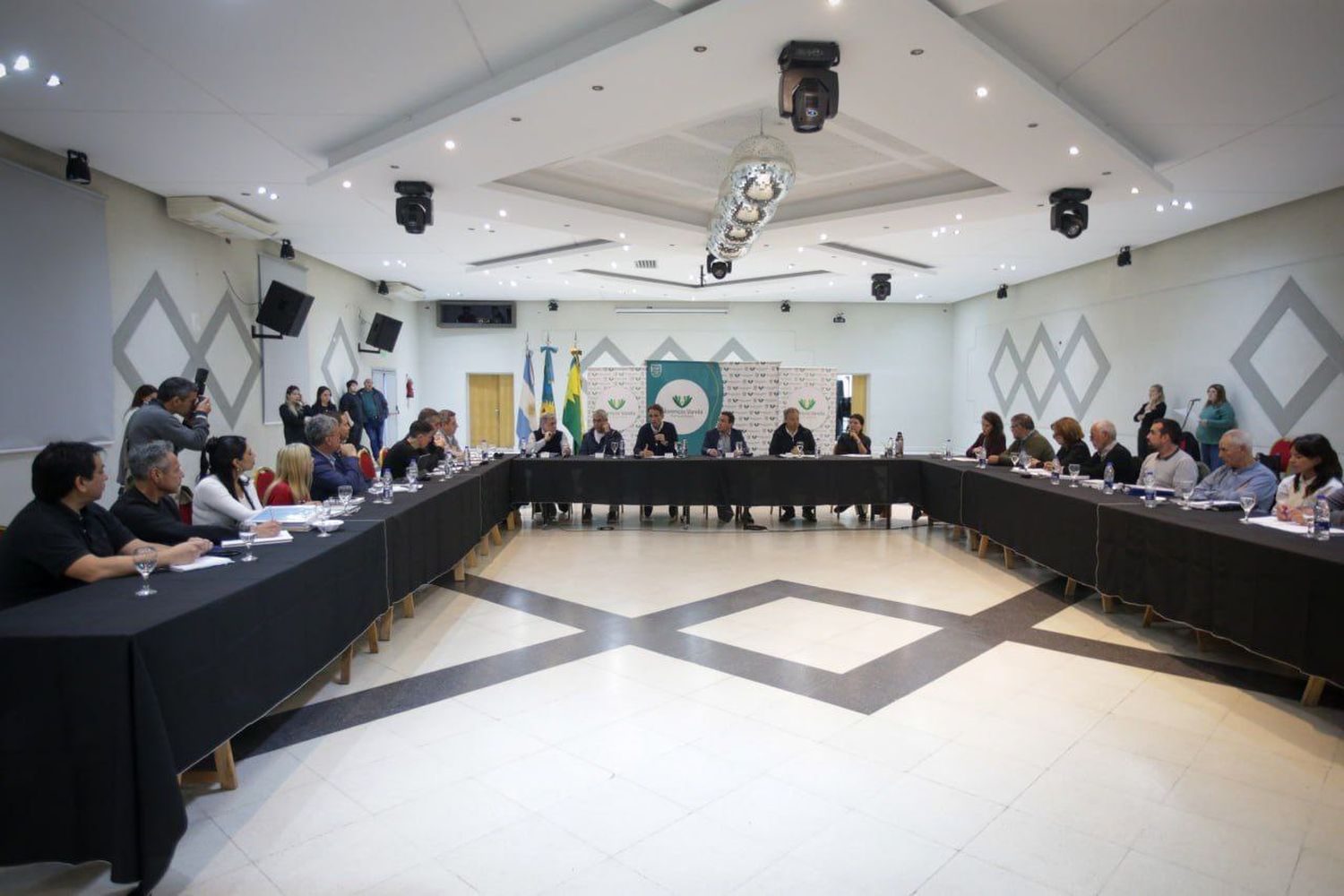 Junto a otros intendentes, Mayra Mendoza busca fondos para evitar inundaciones