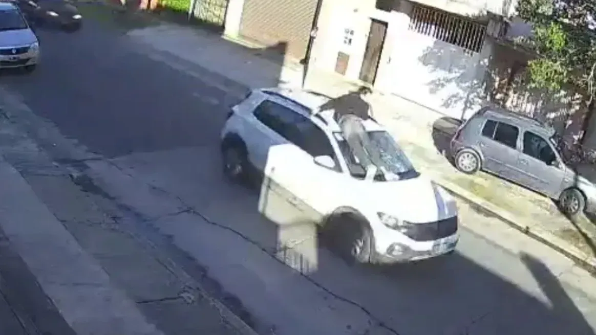 Un hombre fue arrastrado en el capot de un vehículo