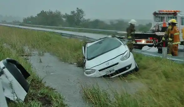 Chocó contra el guardarraíl y terminó en una zanja de la autovía 14