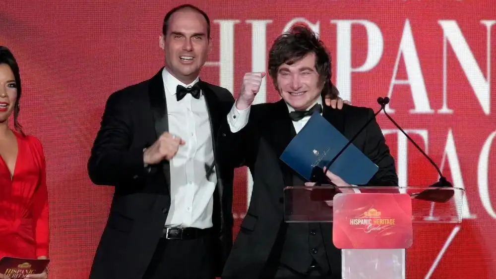 Javier Milei junto a Eduardo Bolsonaro en una gala en Washington.
