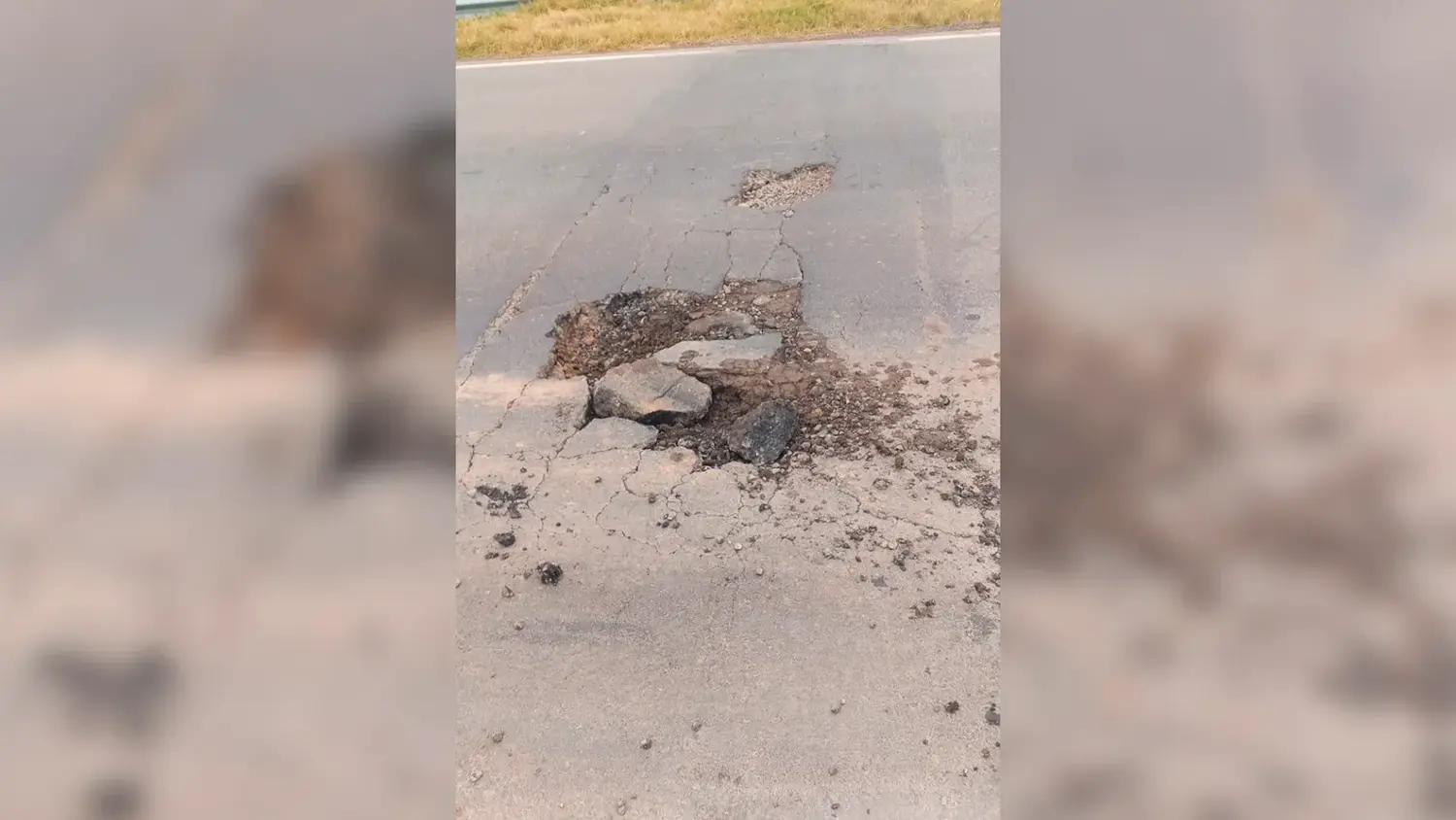 Vecinos alertan por un peligroso pozo sobre la Ruta 34 frente a una estación de servicio