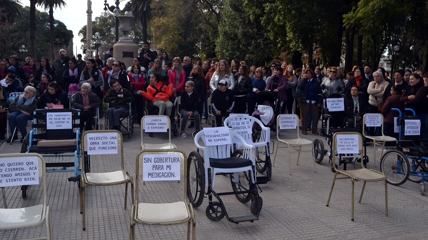 Lucecitas se manifestó ante una crisis que pide soluciones urgentes