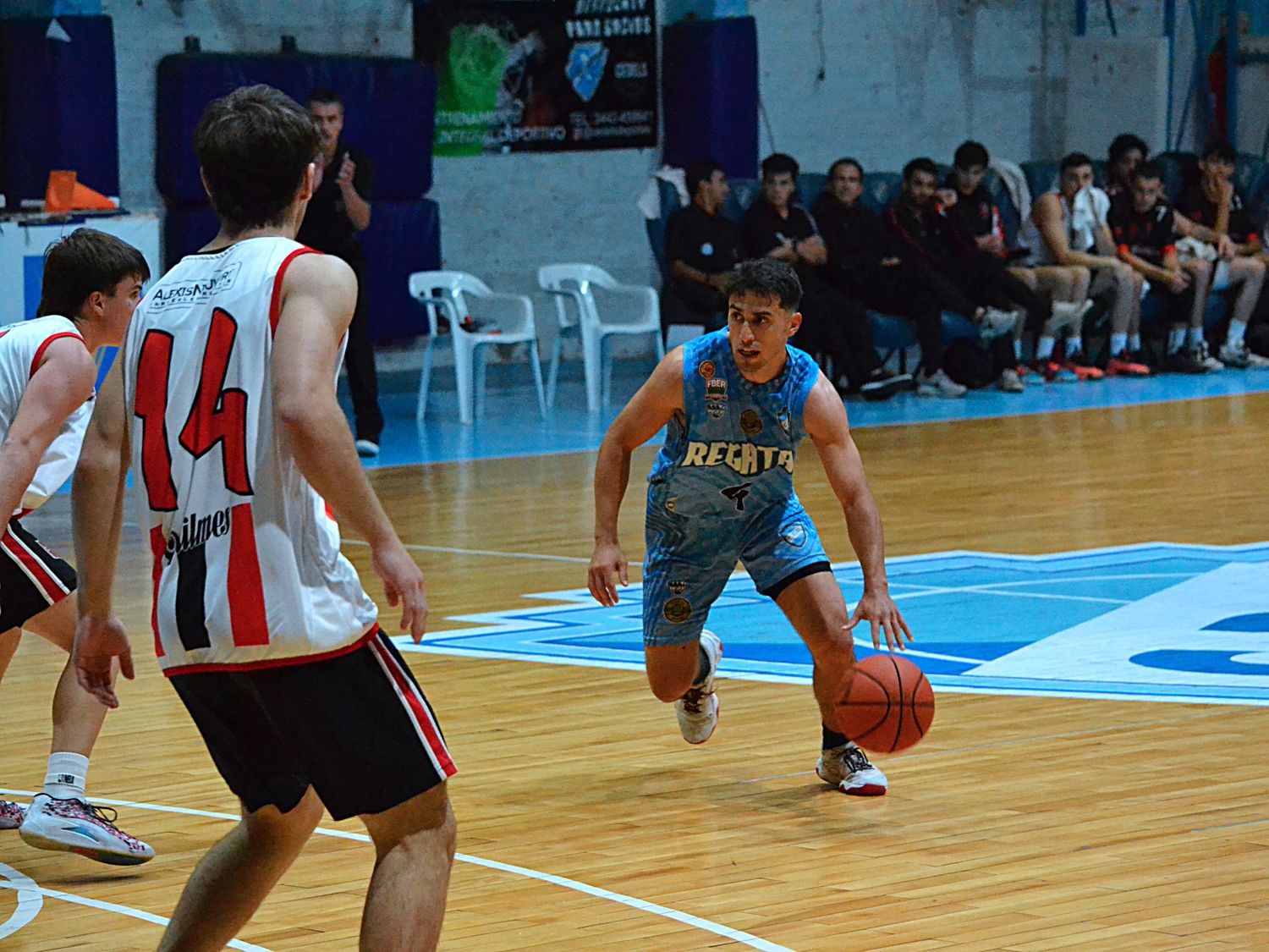 Guido Dellavedova, figura del juego, en labor ofensiva (crédito: Prensa Regatas).