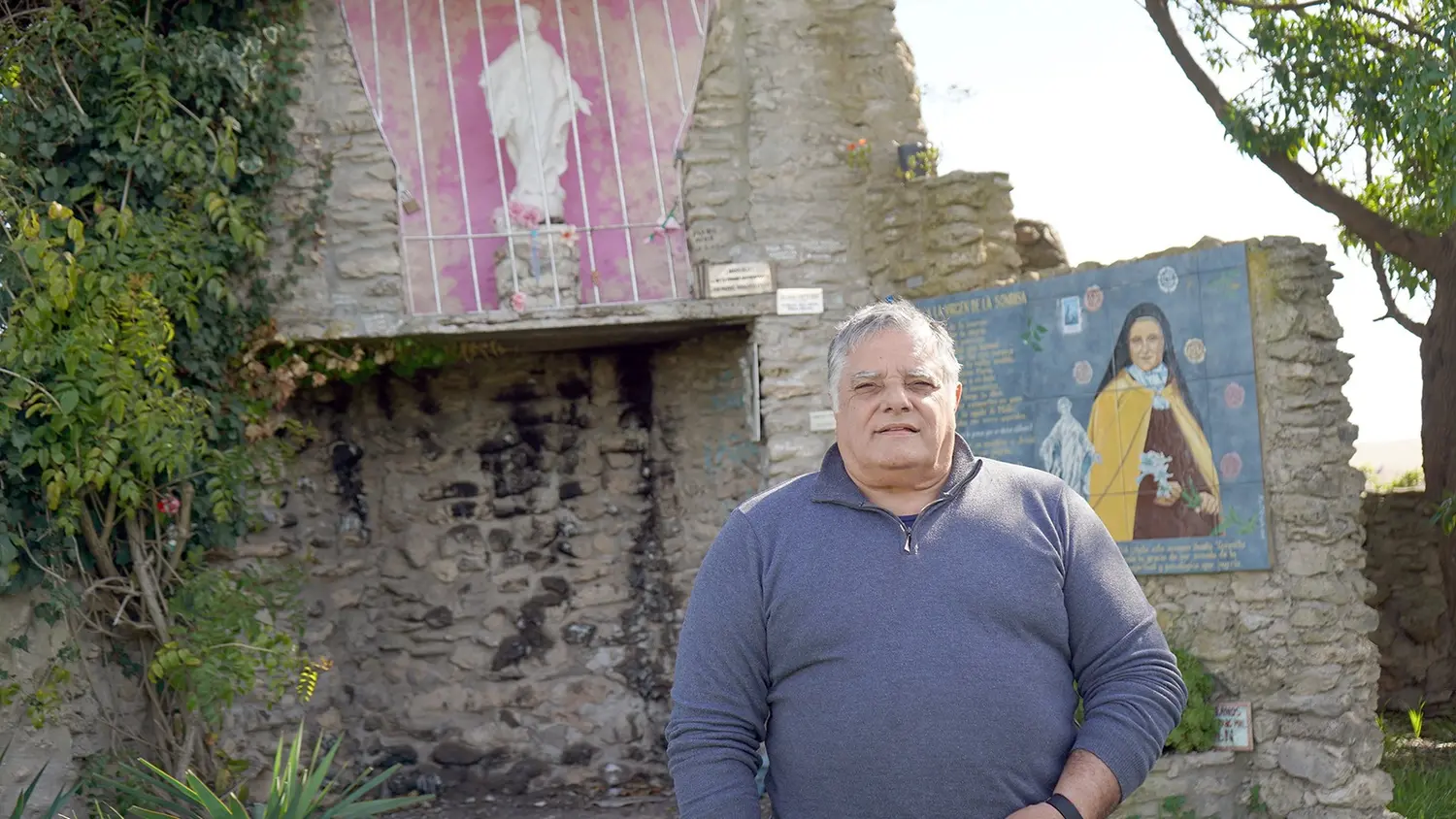Historia particular. Roberto Bouso junto al santuario de la Virgen de la Sonrisa