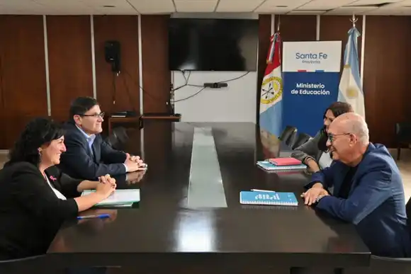 Transición política: Se realizó la primera reunión en el Ministerio de Educación