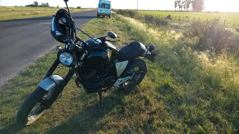 Un joven motociclista quiso pasar un camión y terminó hospitalizado: La gravedad de sus lesiones