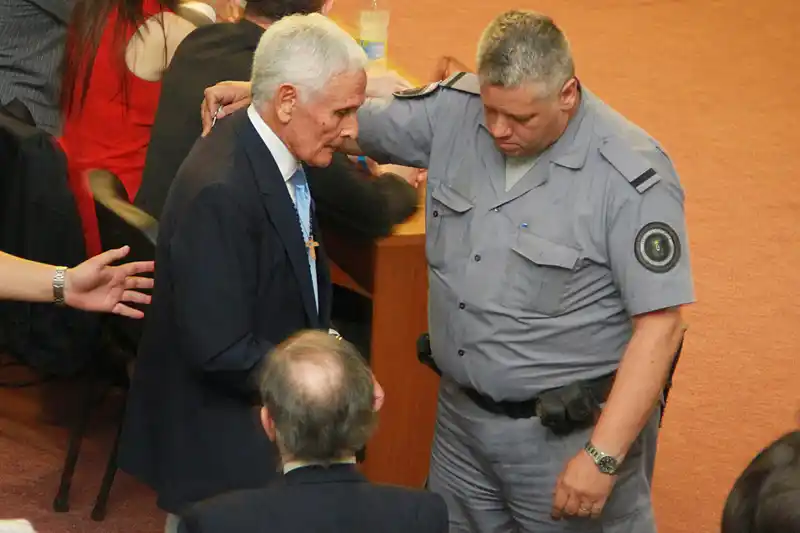 El Gobierno pedirá que se revoque la prisión domiciliaria de Etchecolatz