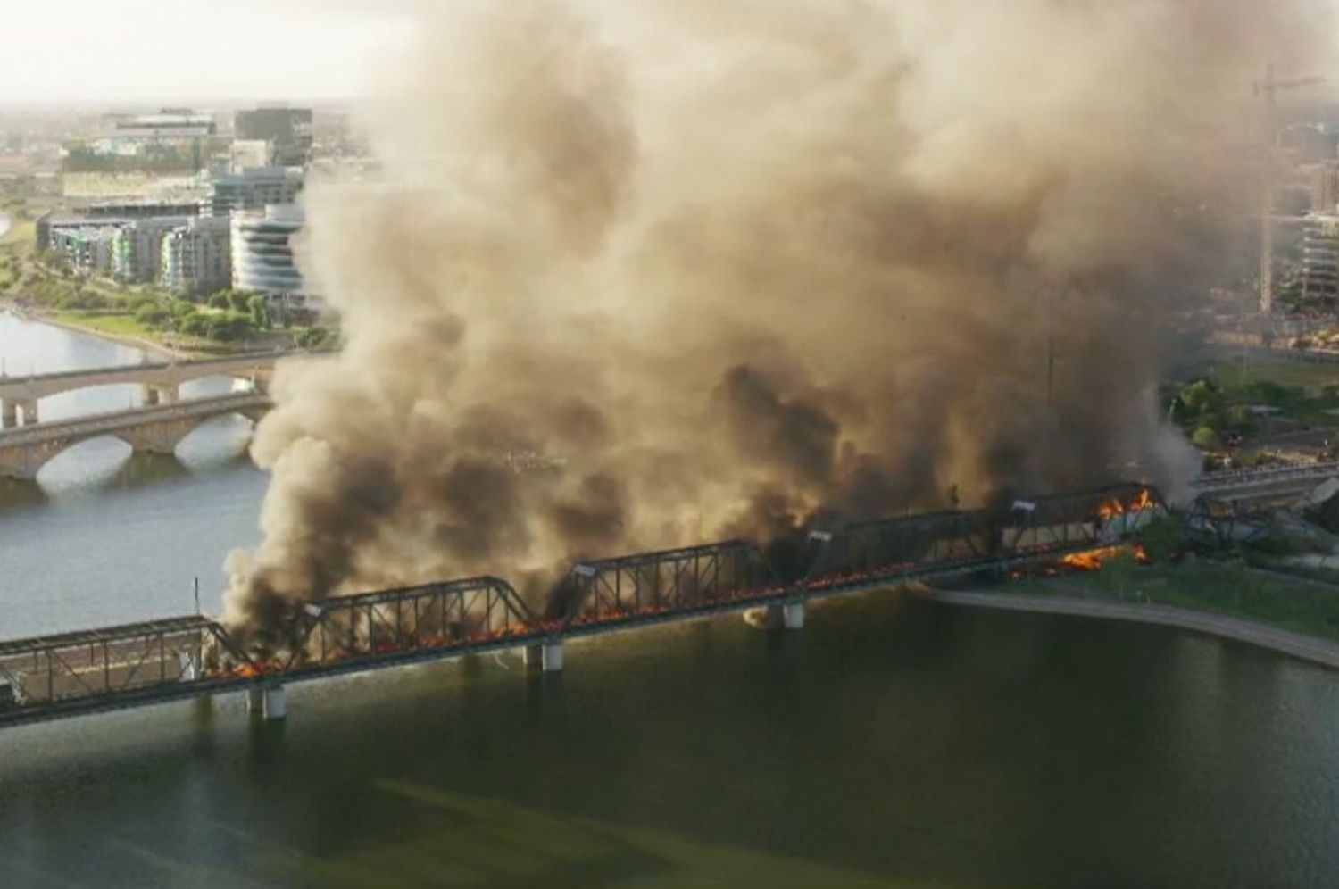 Un tren descarrila en un puente en Tempe, Arizona