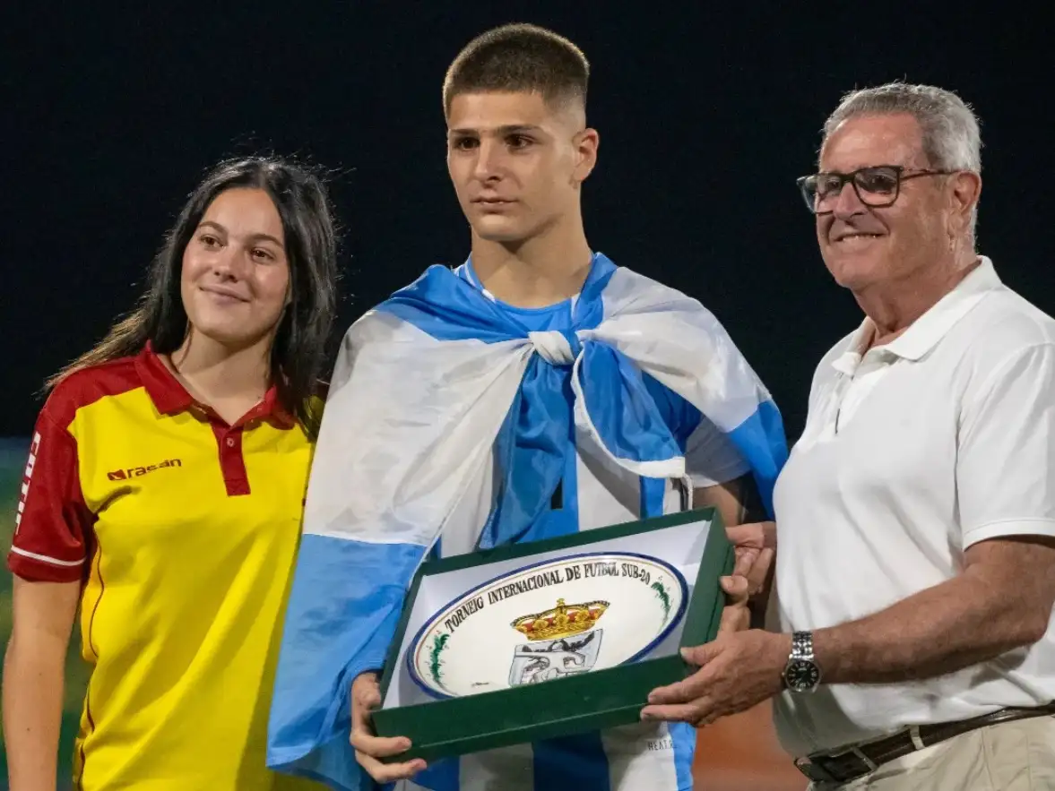 Thomas De Martis recibiendo el premio al mejor jugador del COTIF