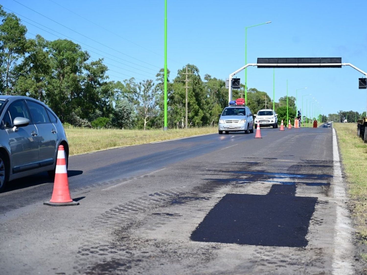 Realizan trabajos de bacheo en el Acceso Sur de la ciudad