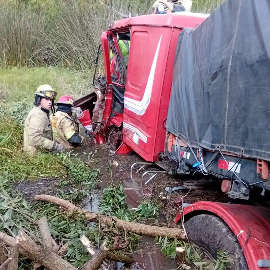 Informe de Bomberos Voluntarios de Ceibas por siniestro vial en la Autovía N.º 12