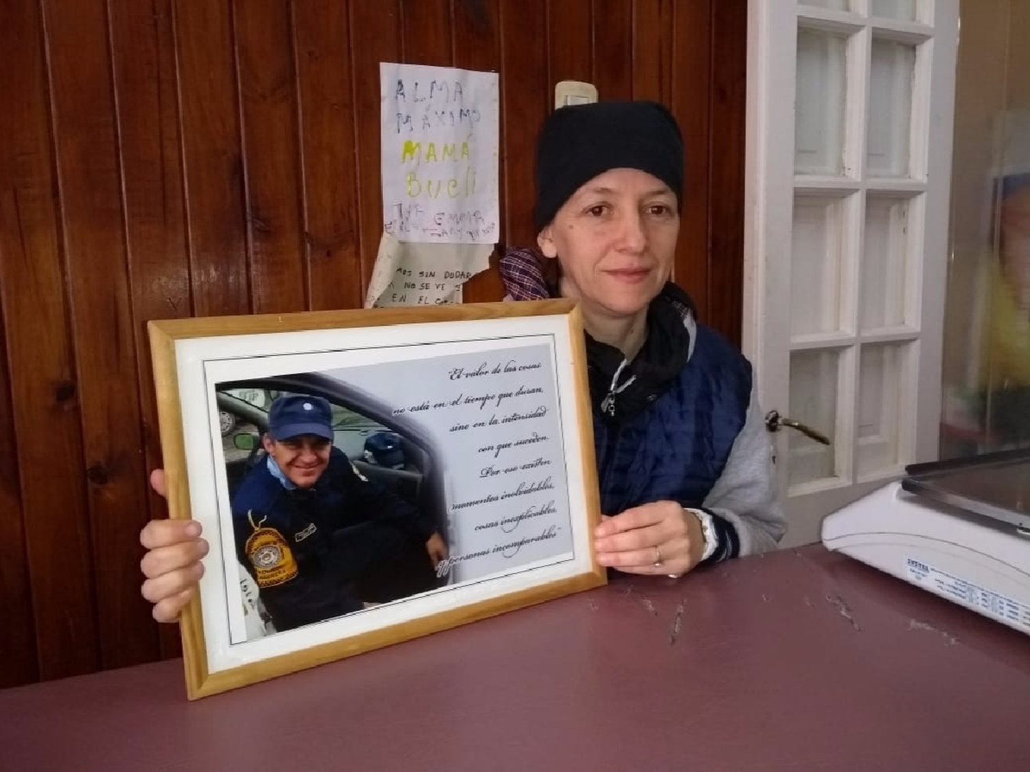 Su marido policía murió hace 5 años y reclama por el seguro para sus hijos