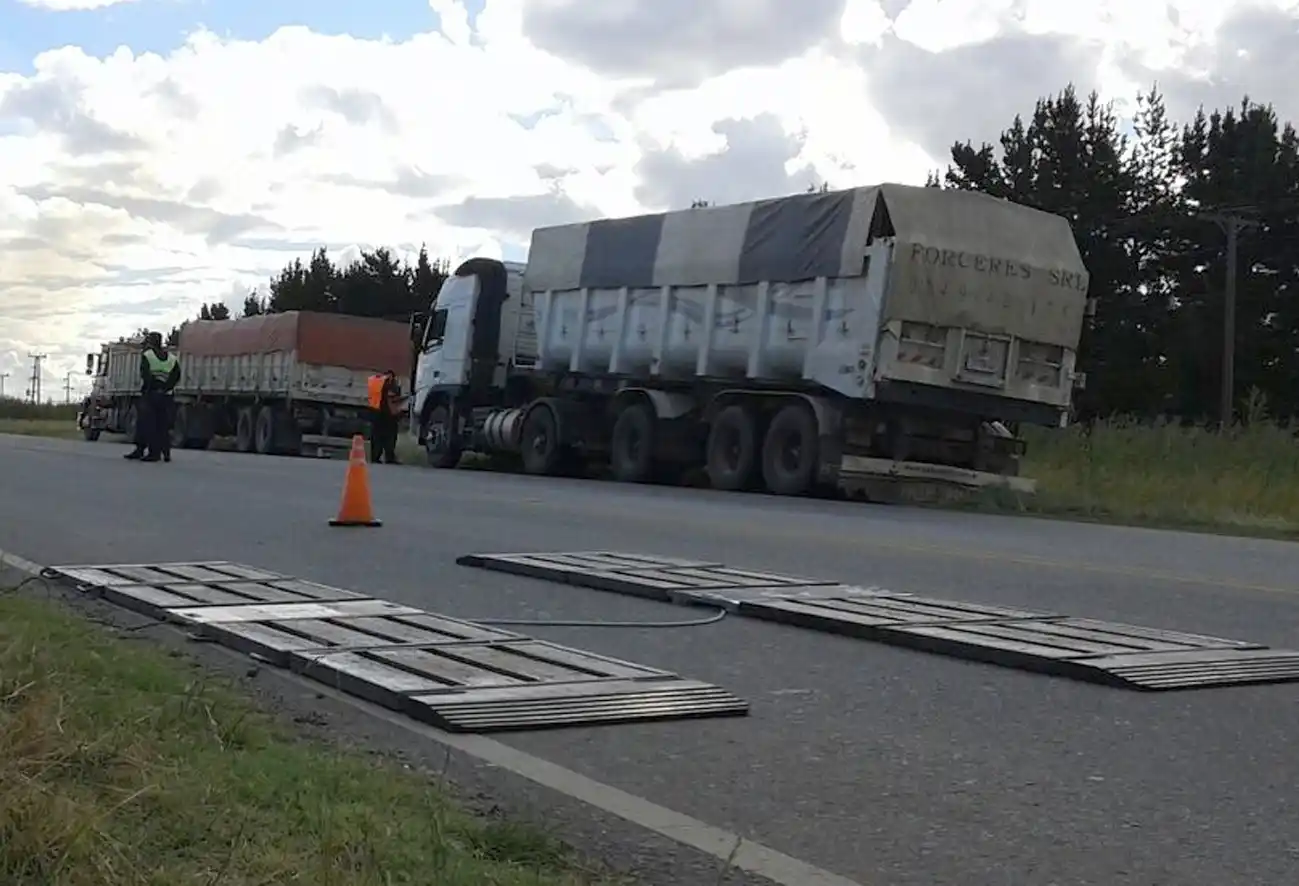 Camión  con exceso de carga en la Ruta 30