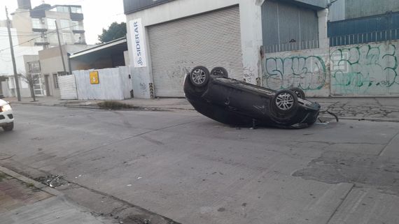 Un vehículo volcó tras impactar contra otro que se encontraba estacionado