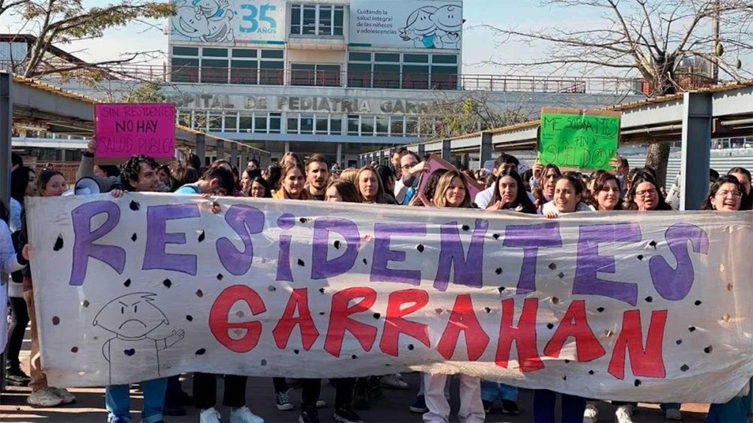 El Gobierno aumentó los salarios a los residentes del Garrahan para desactivar el conflicto