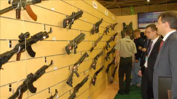 COMO UN TELÉFONO DE ÚLTIMA GENERACIÓN: se dispara venta de armas en Canadá ante planes para congelar su posesión