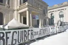 La Justicia rechazó el pedido de desalojo del acampe de la explanada municipal
