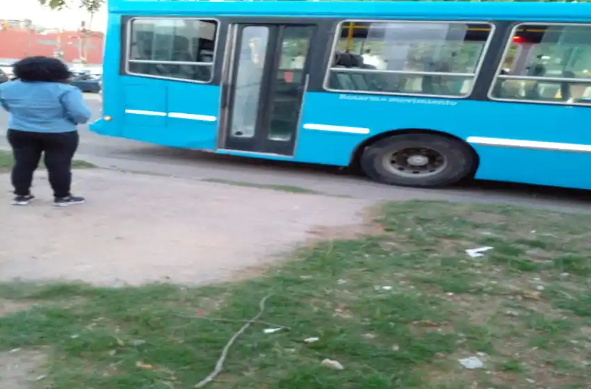 Vecinos denuncian ataques a piedrazos a colectivos en barrio Acindar: «Los choferes dicen que ocurren todas las noches»