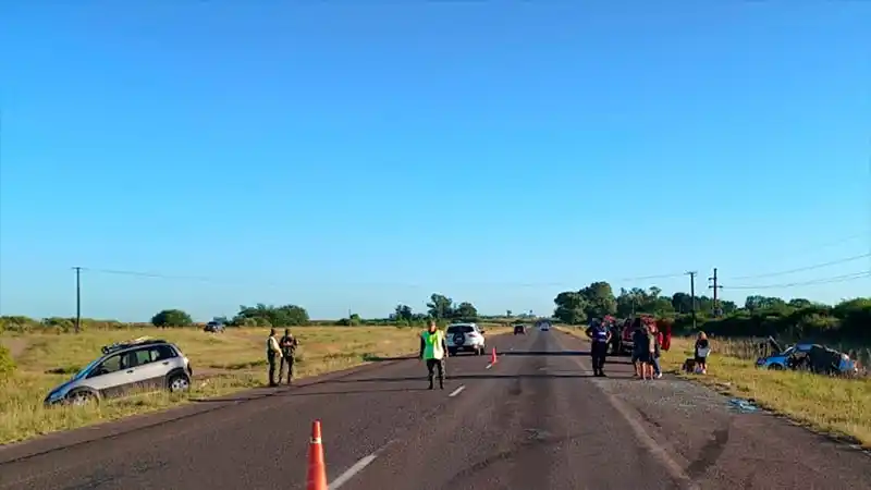 Una mujer murió y ocho personas resultaron heridas tras choque en la ruta 14