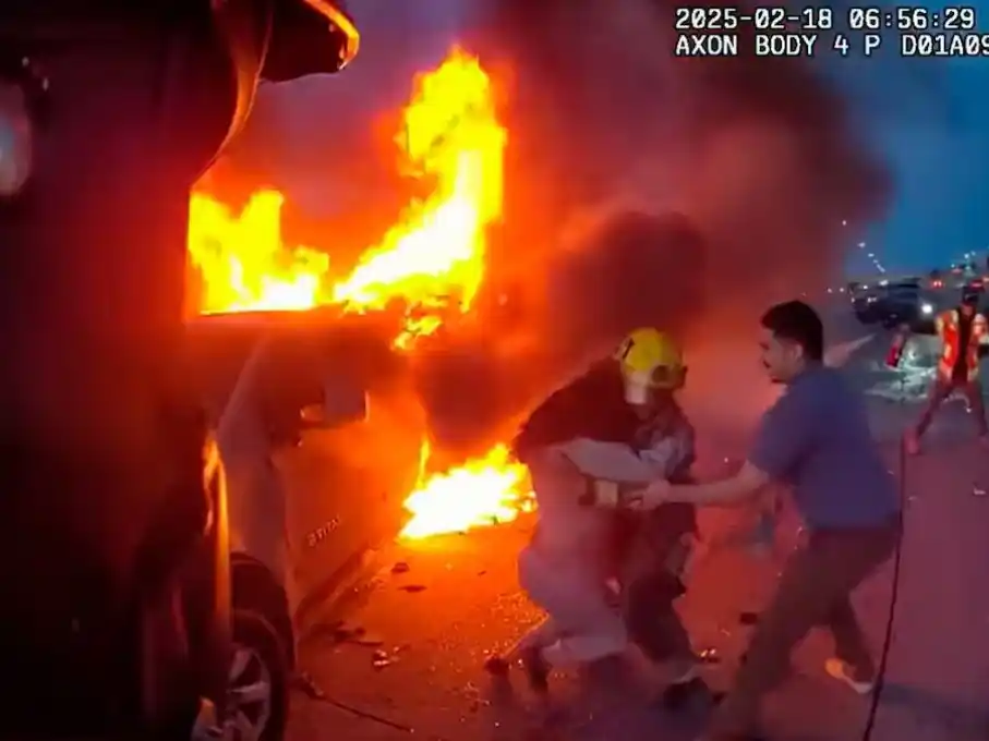 Rescatan a una mujer que se encontraba en el interior de un vehículo en llamas. (Chandler Police Deparment)