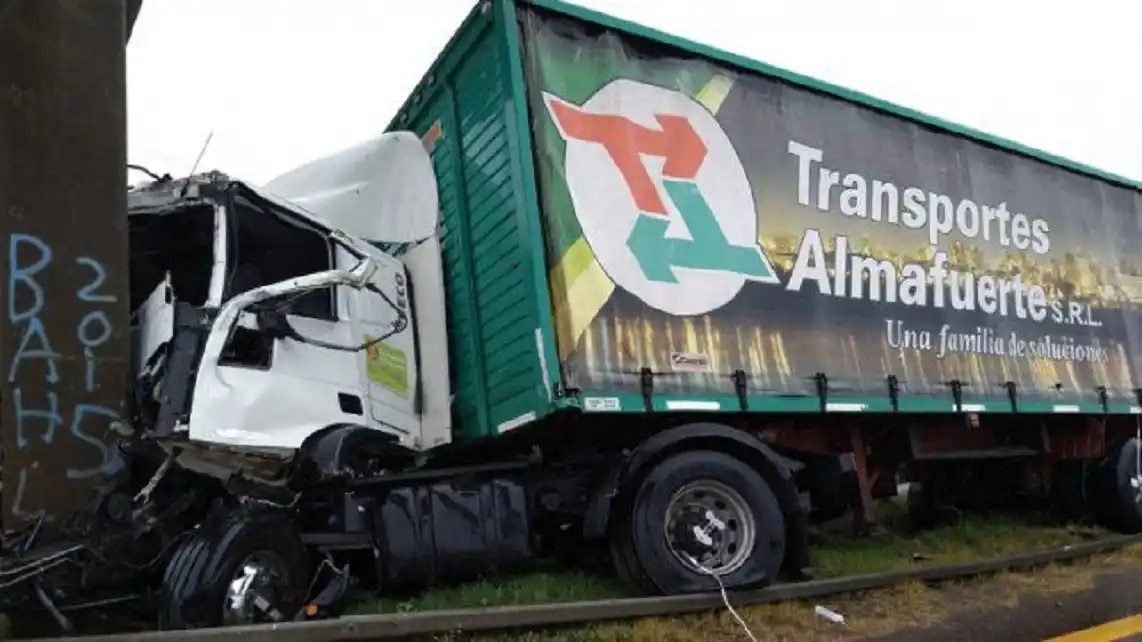 Un camión chocó contra una columna del derivador vial de la Ruta 14