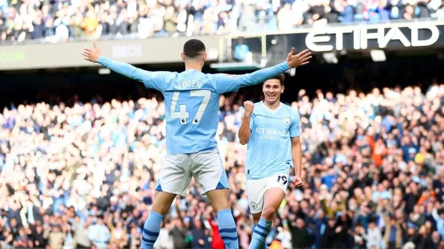 Con gol de Julián Álvarez y Erling Haaland ganó el Manchester City y es líder