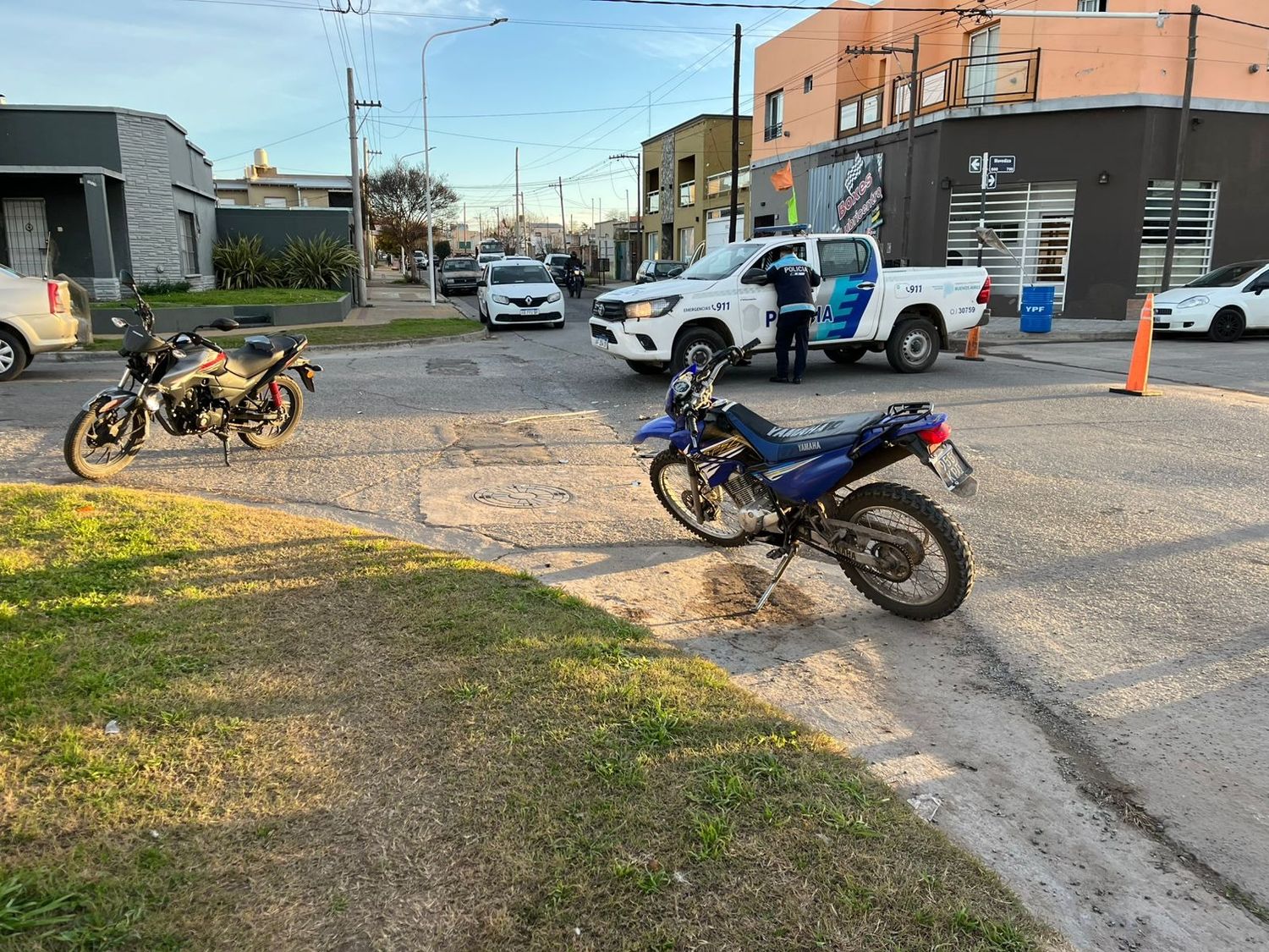 Una mujer fue hospitalizada tras un choque entre dos motos