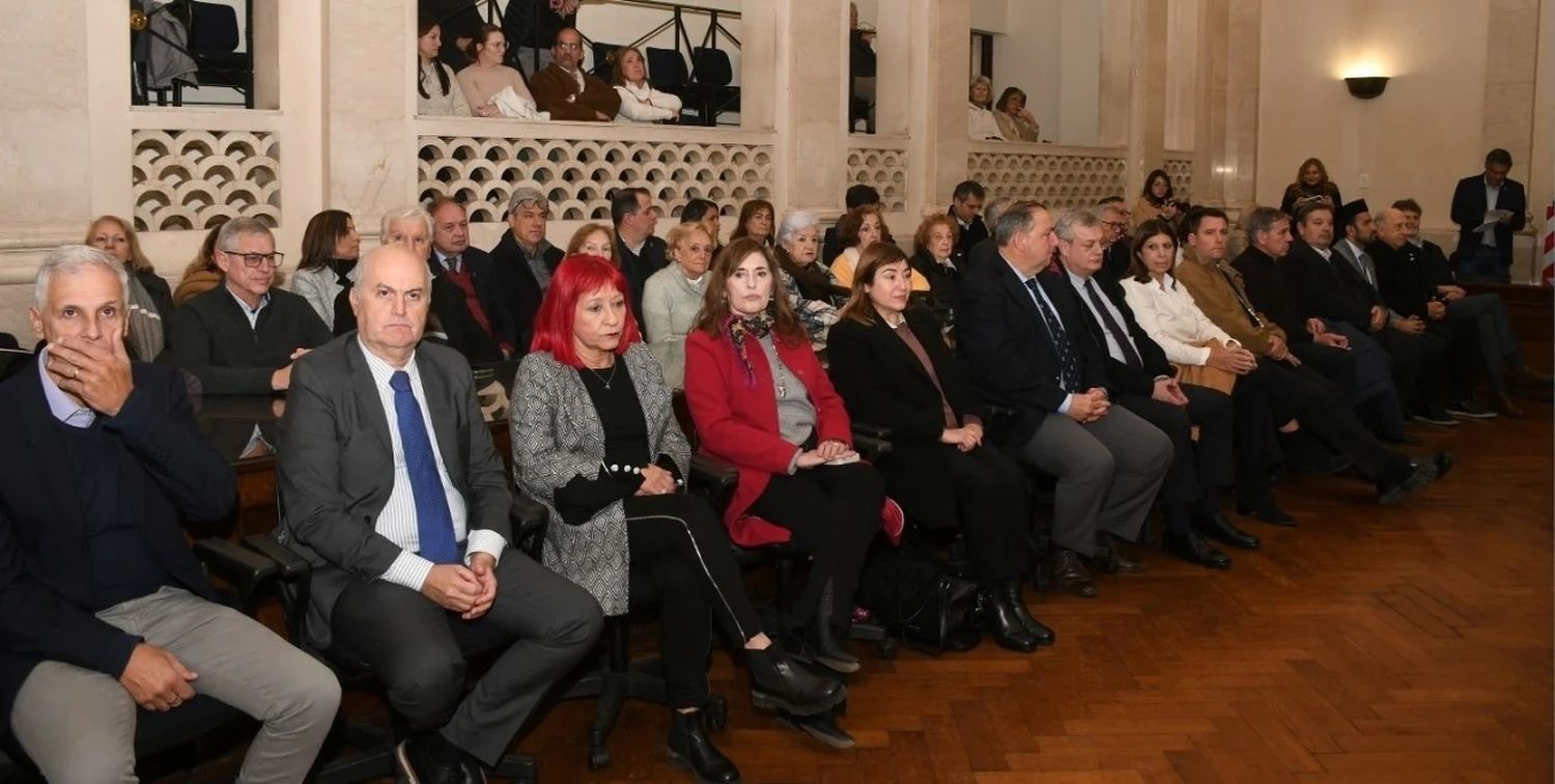 Homenaje al papa Francisco organizado por la Mesa del Diálogo Santafesino. Foto: Manuel Fabatia