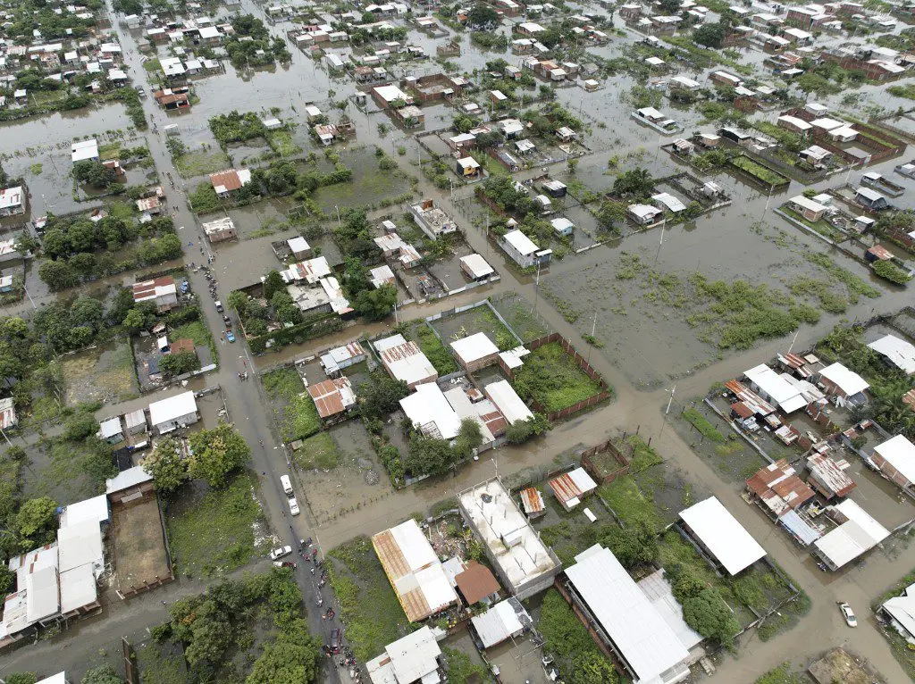 ¡REPORTAN 21 FALLECIDOS! Invierno y terremoto ponen en JAQUE a Ecuador