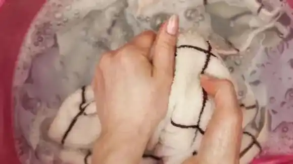 Cómo dejar los repasadores impecables y libres de bacterias: el método casero que cuida tu salud