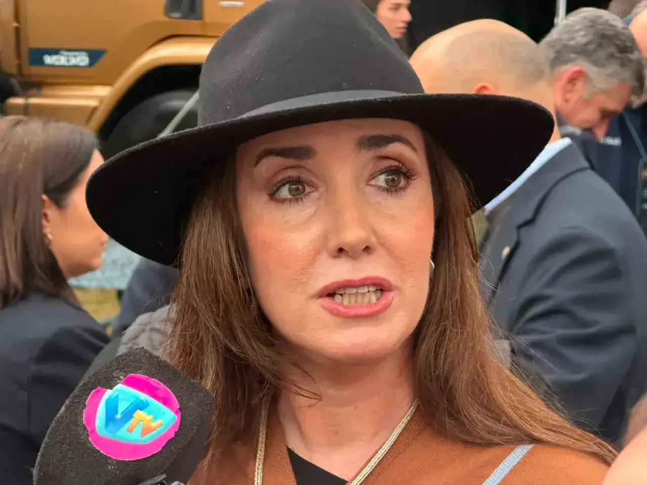 Victoria Villarruel atendió a los medios en un paréntesis de su recorrida por la muestra. Foto: Sur24