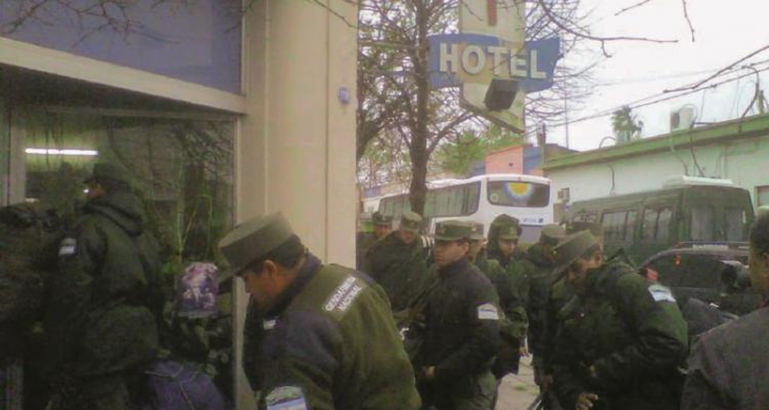 Al menos hasta las elecciones, 40 gendarmes custodian el centro, los barrios y localidades