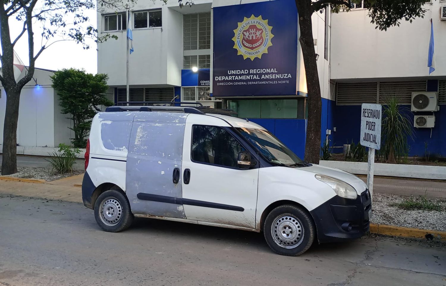 Dejó la llave puesta en la camioneta, se descuidó y se la robaron