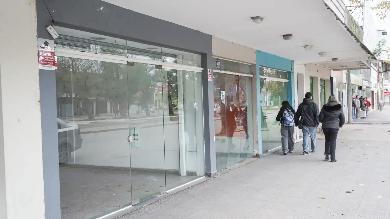 Vacíos. En una pocas cuadras, sobre la avenida 59, se pueden ver más de una docena de locales cerrados