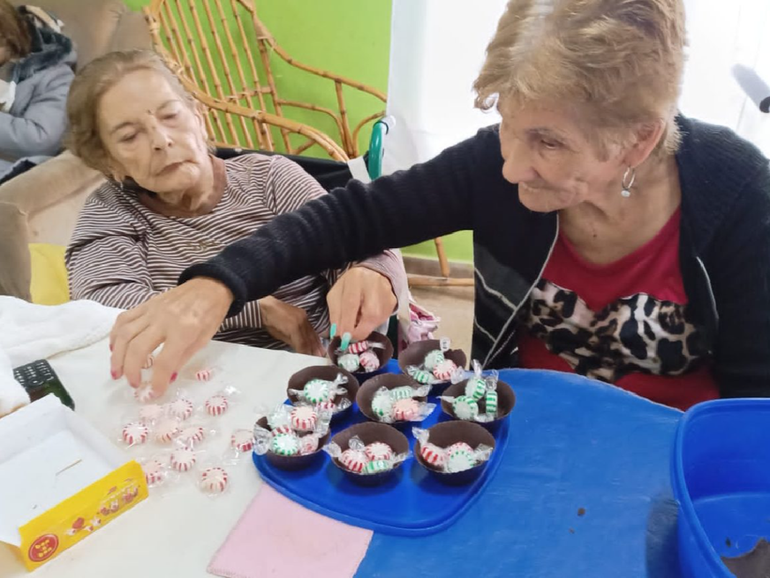 Arroyito: Abuelos del Hogar hicieron huevos de pascua y los repartieron a los vecinos del barrio