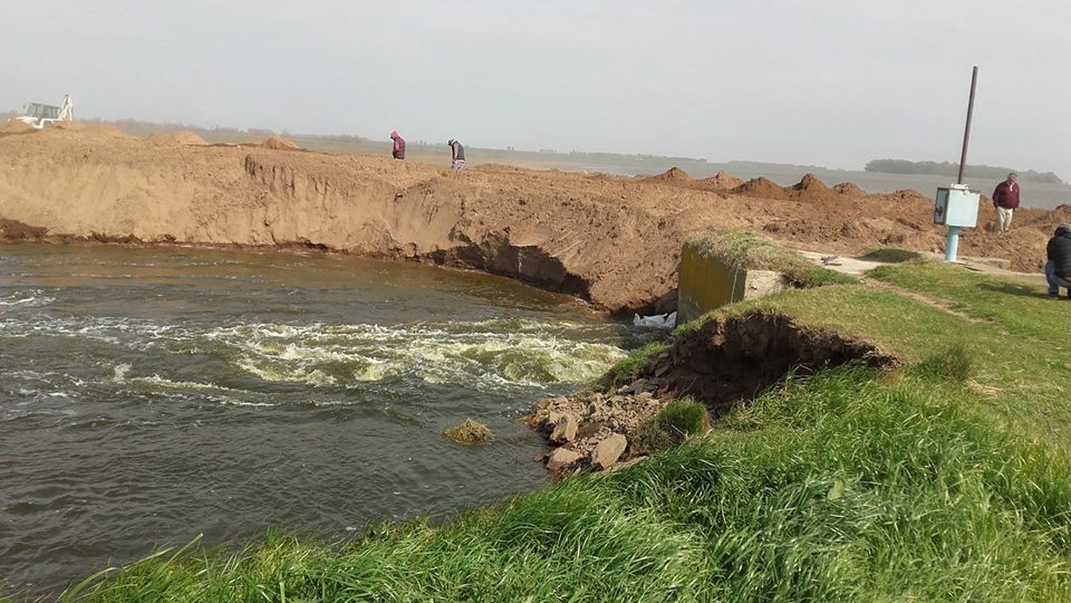 Laguna Cuero de Zorro: Cerraron la brecha luego del atentado a las compuertas