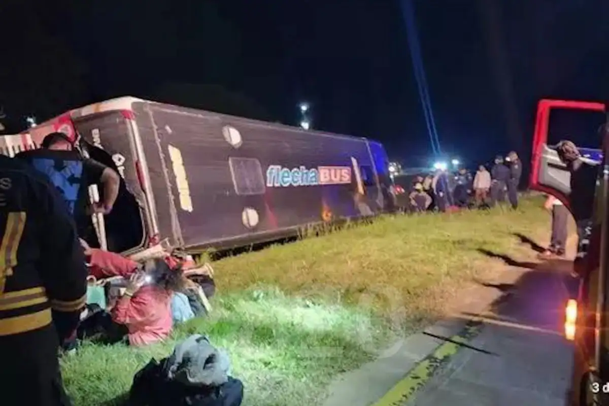 Volcó un colectivo de Flecha Bus entre San José y Colón